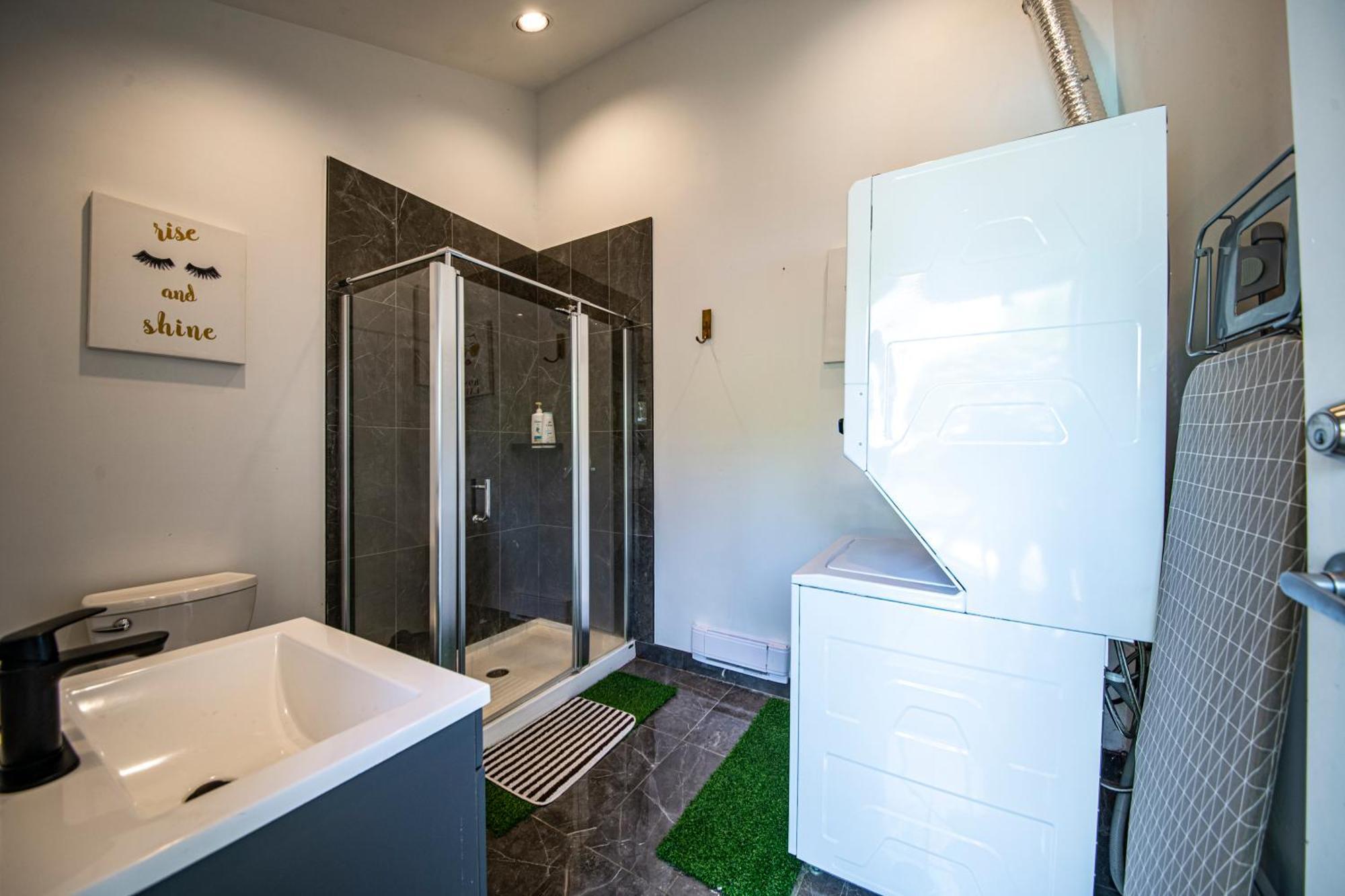 Cypress: Private Bedroom/Bathroom/Office, With Shared Pool, Hot Tub North Vancouver Eksteriør bilde