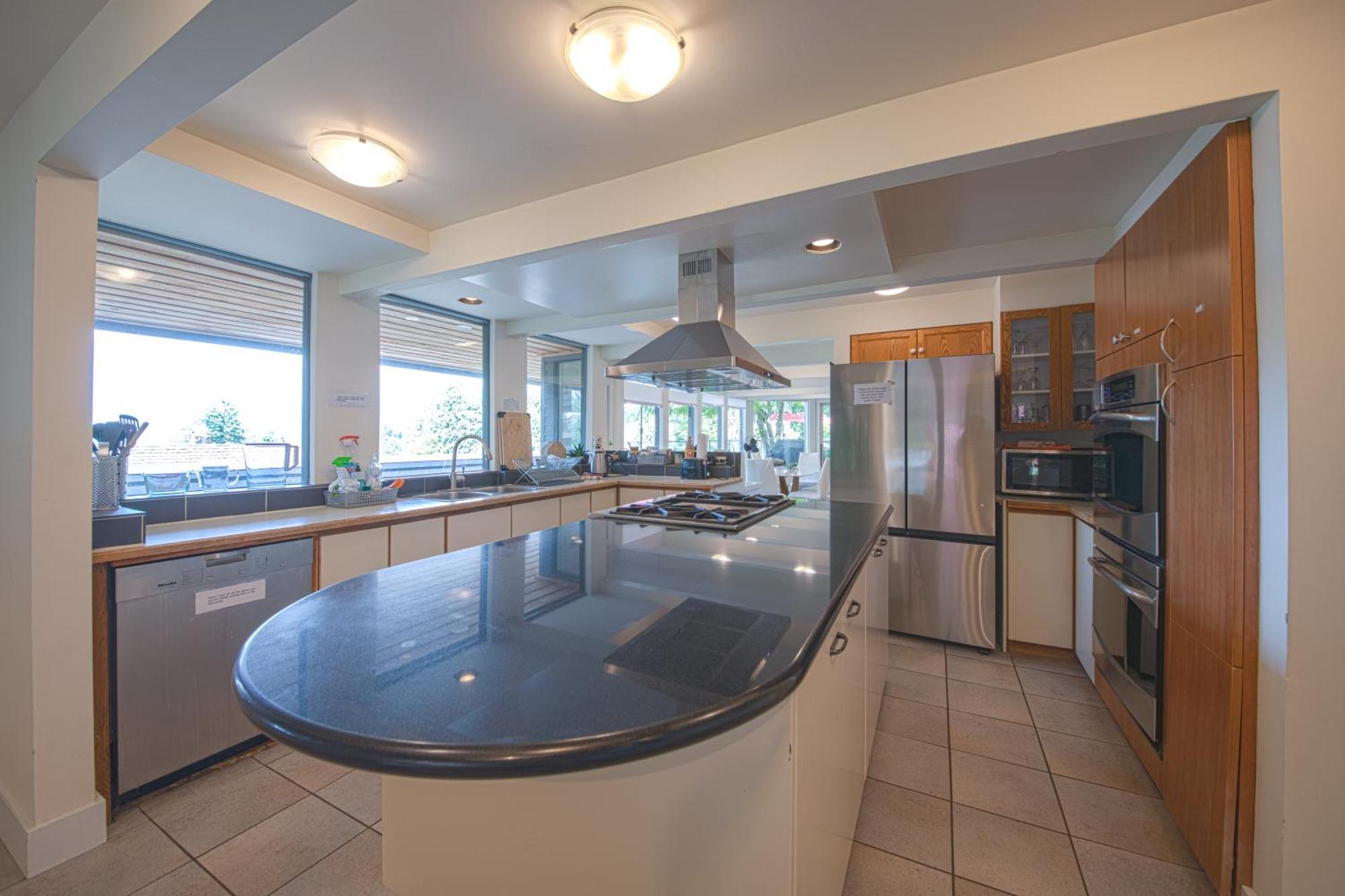 Cypress: Private Bedroom/Bathroom/Office, With Shared Pool, Hot Tub North Vancouver Eksteriør bilde