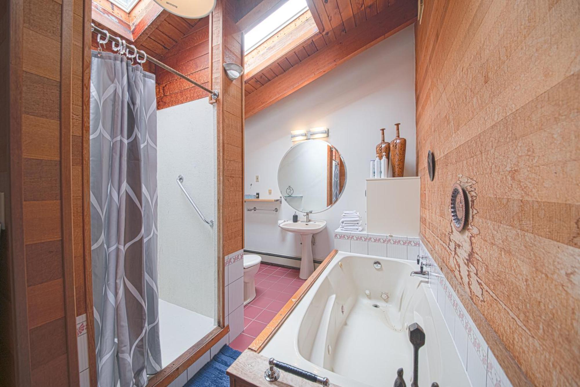Cypress: Private Bedroom/Bathroom/Office, With Shared Pool, Hot Tub North Vancouver Eksteriør bilde